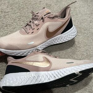 NIKE REVOLUTION size 8 Womens